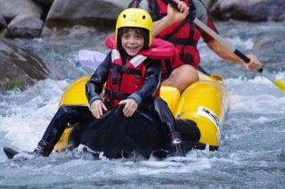  与家人一起漂流 